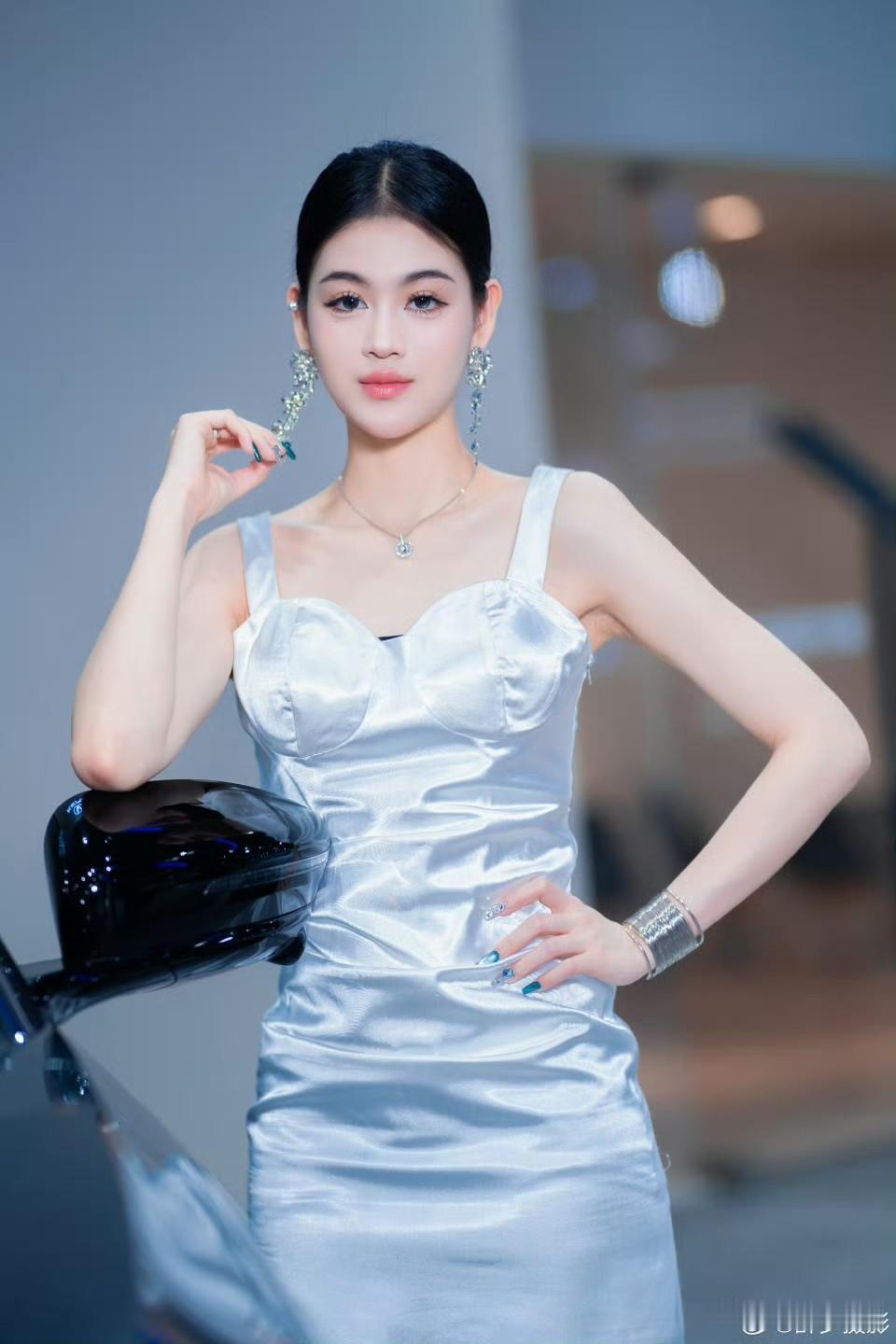 大长腿车模小姐姐，她是你的理想型女生吗？模特：曼丽活动：广州车展｜华南国际车