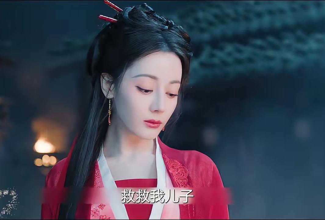 迪丽热巴这怎么不算是前后夹击呢…热巴这次终于听劝了，新剧造型真的很美，可是热