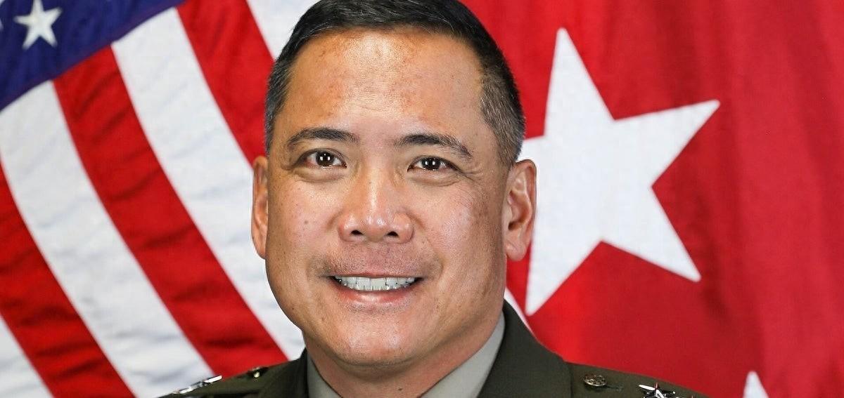 堂堂美军中将赴乌督查军援，竟在官方晚宴上狂灌两瓶高度烈酒，连摔三次直接送进医院，