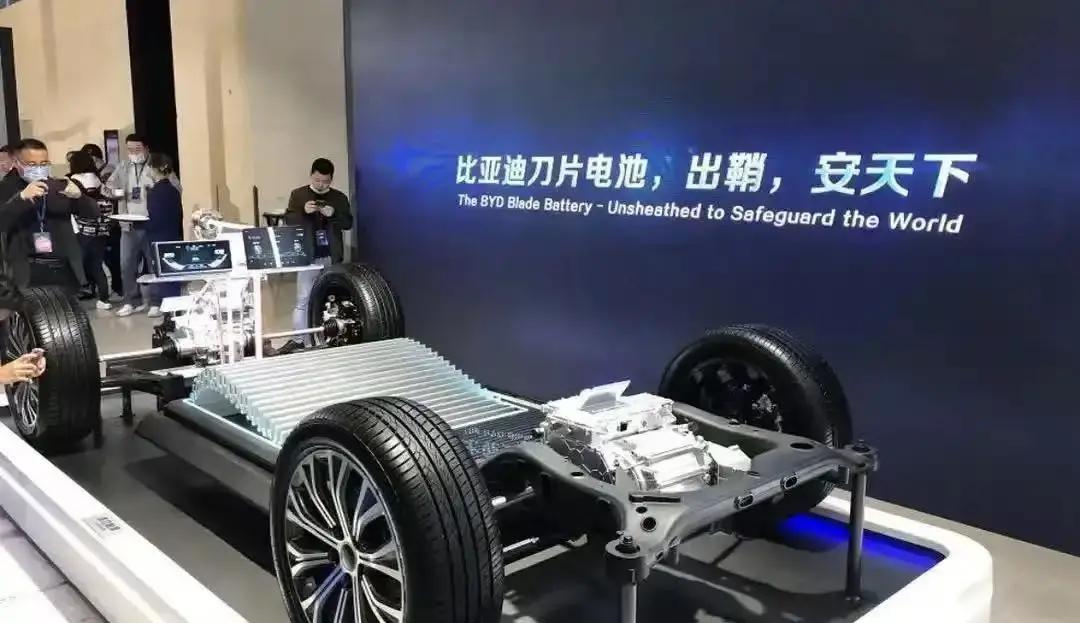 2026年3月，比亚迪突然甩出核心技术开放清单，把刀片电池300多项专利、DM-