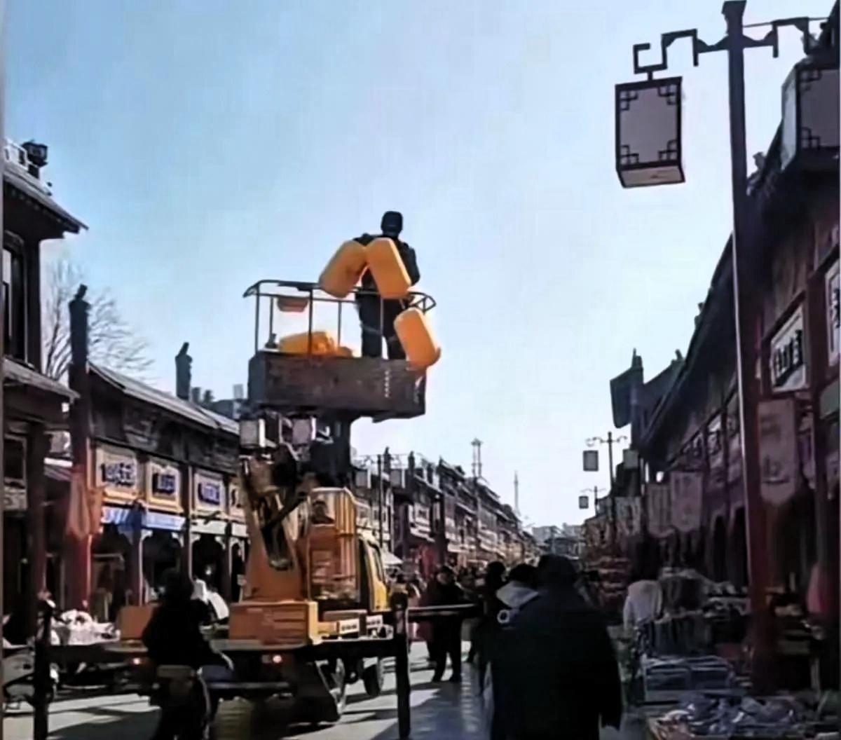 他们用最传统的理由，犯了最民俗的忌讳。河北街头黄灯笼挂出不久便引发讨论，随后