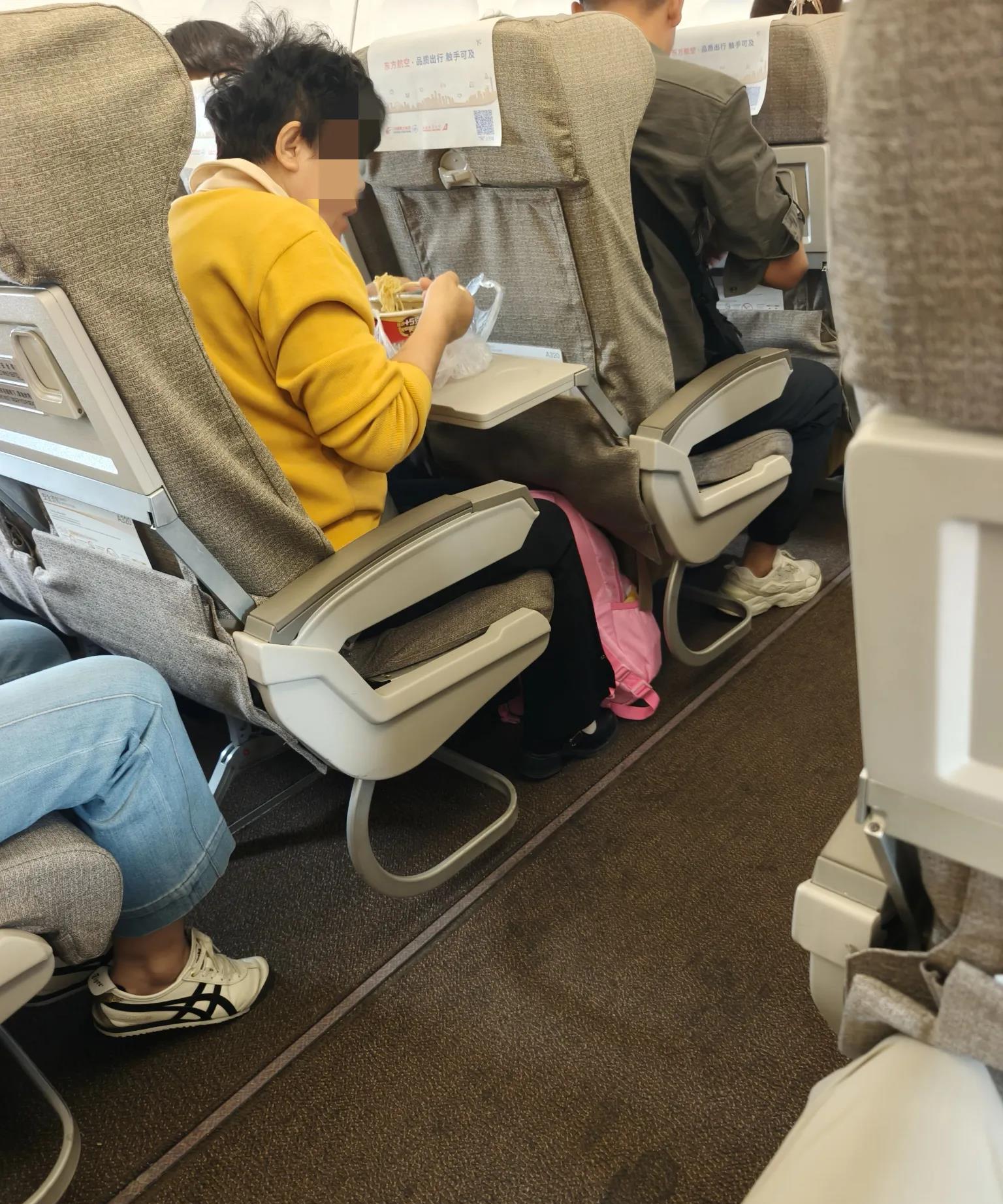飞机上吃泡面，真是活久见