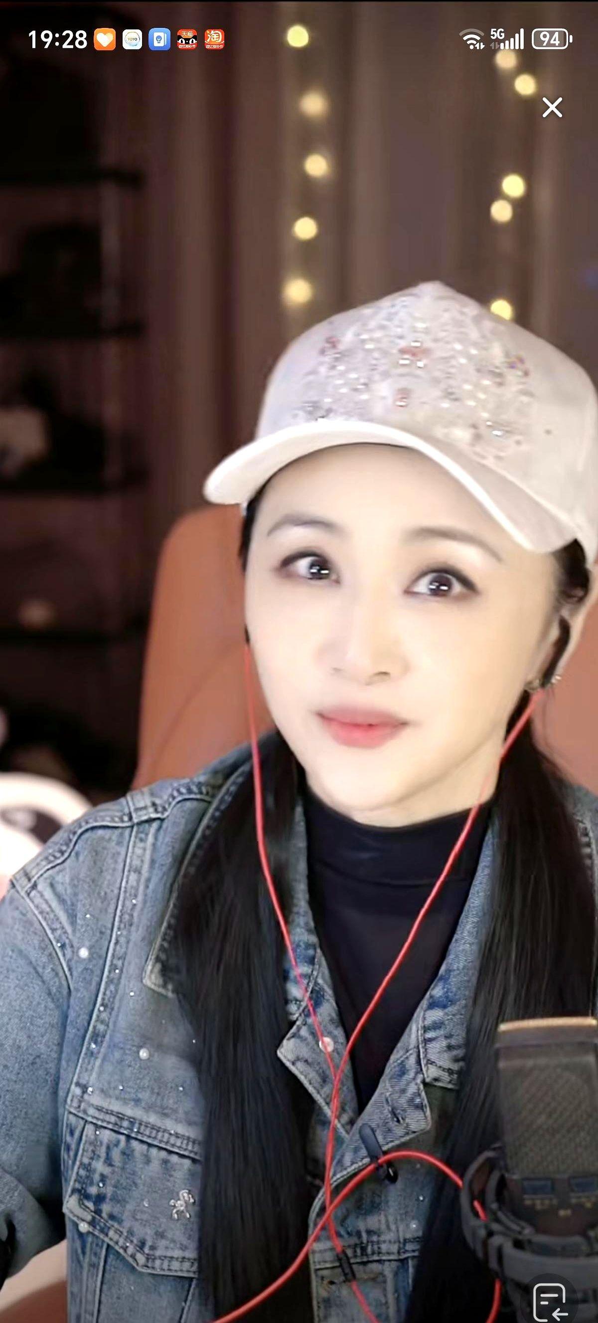曹颖都领两年退休金了，你敢信？人家直播里大大方方就说了，自己成功靠的是努力、