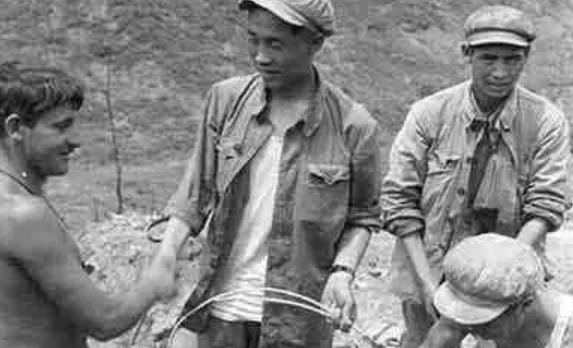 1953年，朝鲜战争结束时，中美士兵放下了手中的枪，相互握手致敬。他们脱下军装，