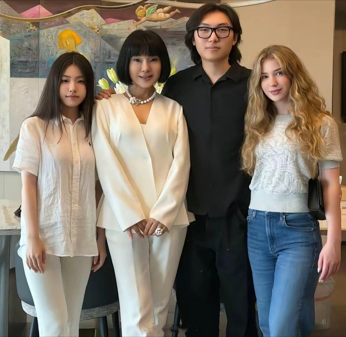 6月17日，陈红晒出全家福，称儿子娶了外国洋妞，带着儿媳妇回家看自己，这让她十分