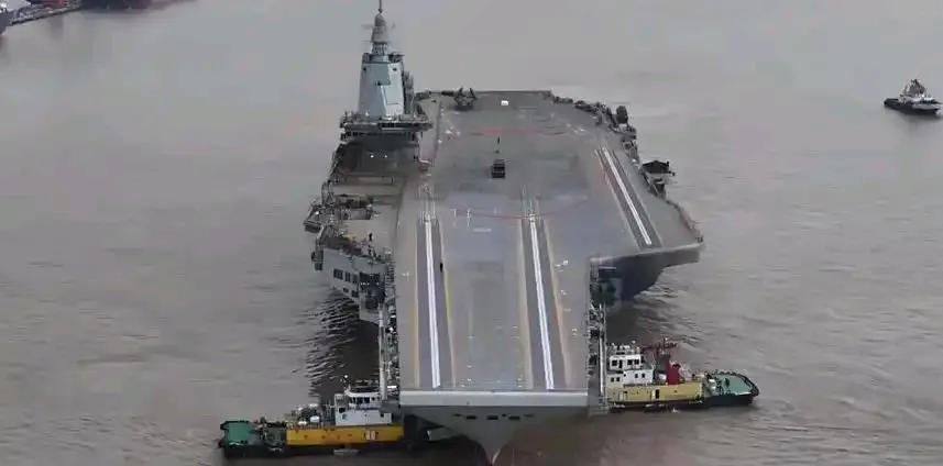 虽然说，“福建”号航母还处于海试之中，但是舰载机已经在它的身上，留下了“烙印”，
