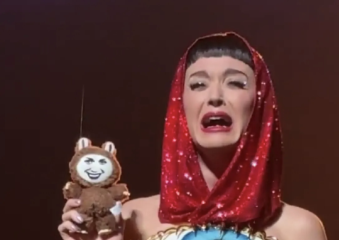 美国歌手水果姐在杭州举起中国粉丝送的表情包（PS没想到她来中国巡演了，我记得当年