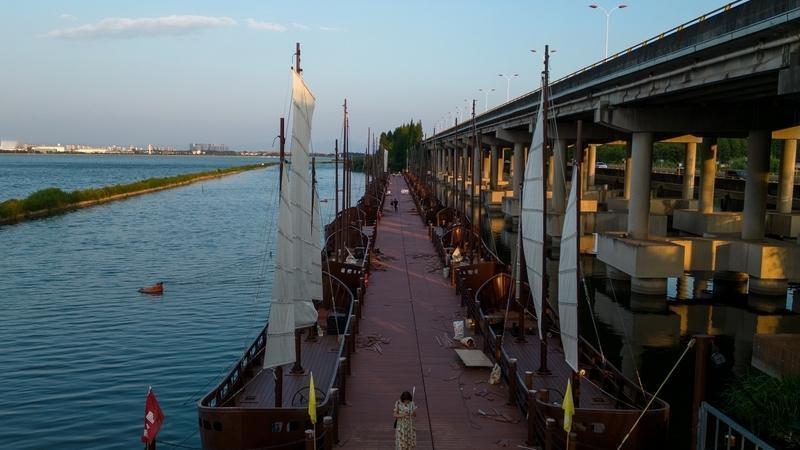 🔥滇池双浮桥惊艳出圈！昆明新晋网红打卡地太绝了。滇池畔两大浮桥刷屏朋友圈！全国