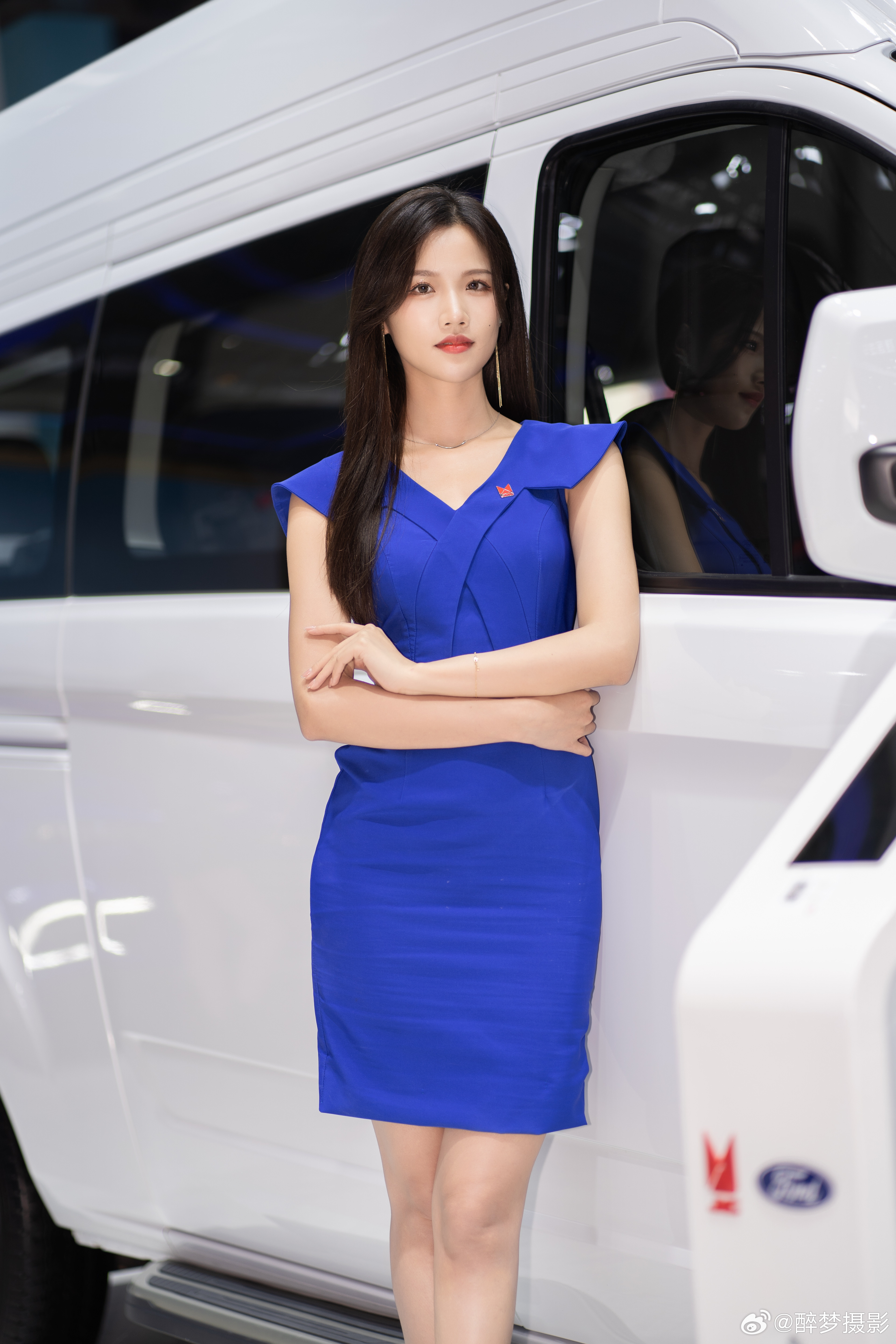 好看的福特小姐姐，她身穿宝蓝色修身连衣裙。模特：啊Miu啊活动：广州国际车展抄送