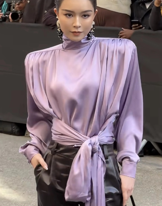 文咏珊这个90年代的复古垫肩造型全靠颜值和气质撑着，换个头就不是这个效果了生