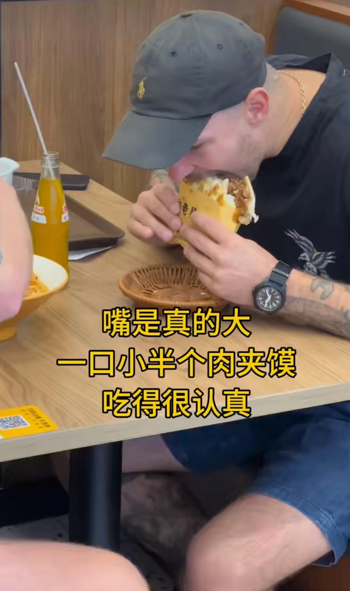 老外吃了肉夹馍后汉堡也不香了两个老外在中餐厅吃了一次肉夹馍后上头了，每天一到