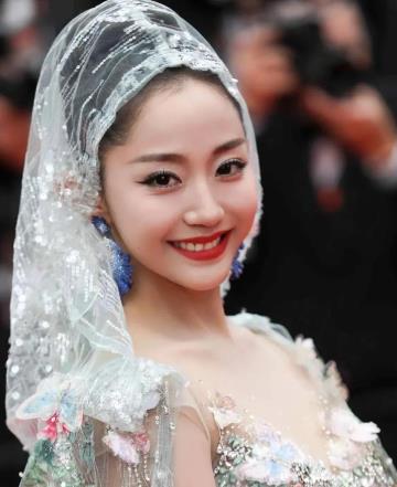 万千惠和自己的丈夫三宝睡在一张床上，凌晨三点万千惠心脏不舒服，她不是第一时间叫醒