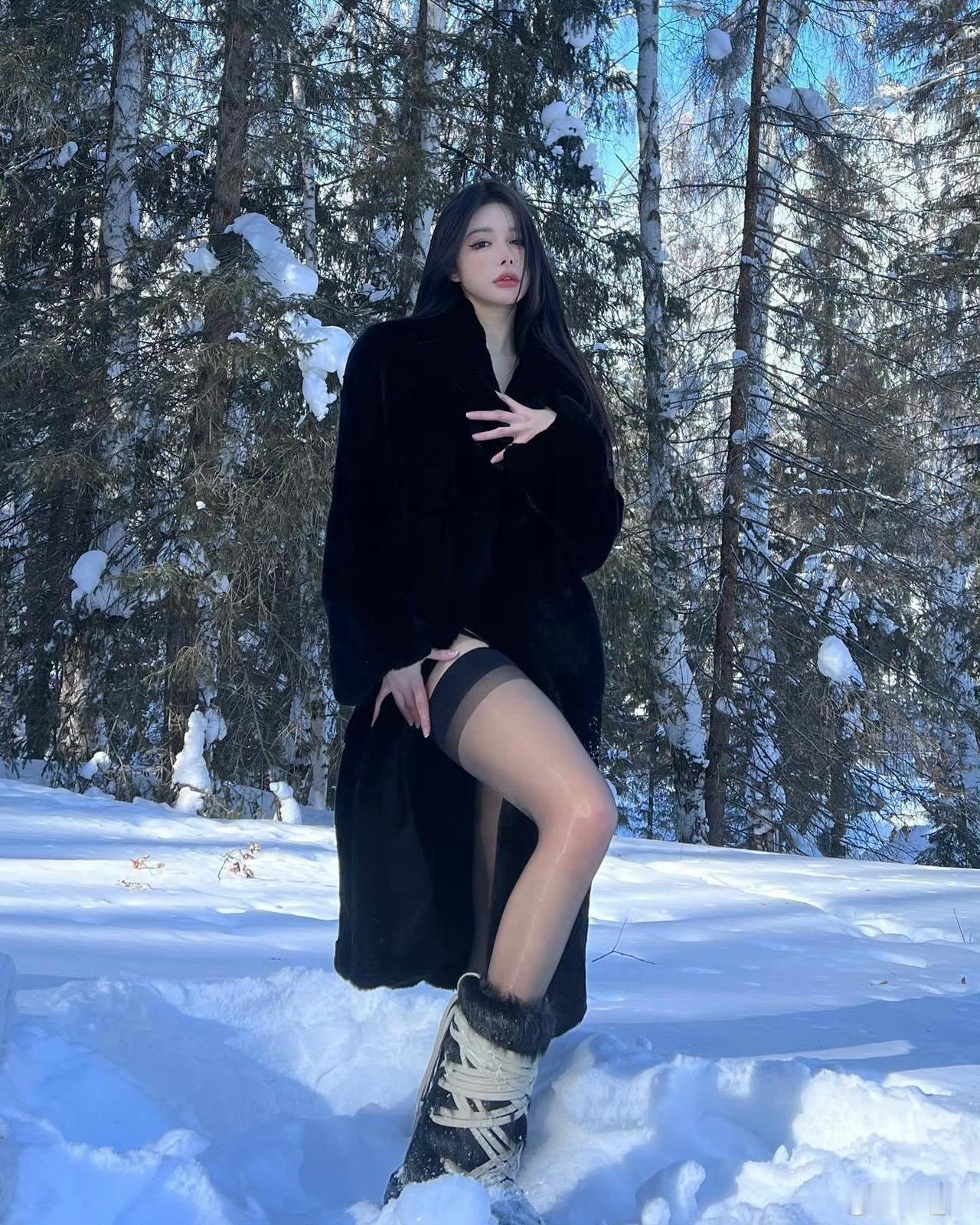 寒冬瑞雪，美景佳人。​​​