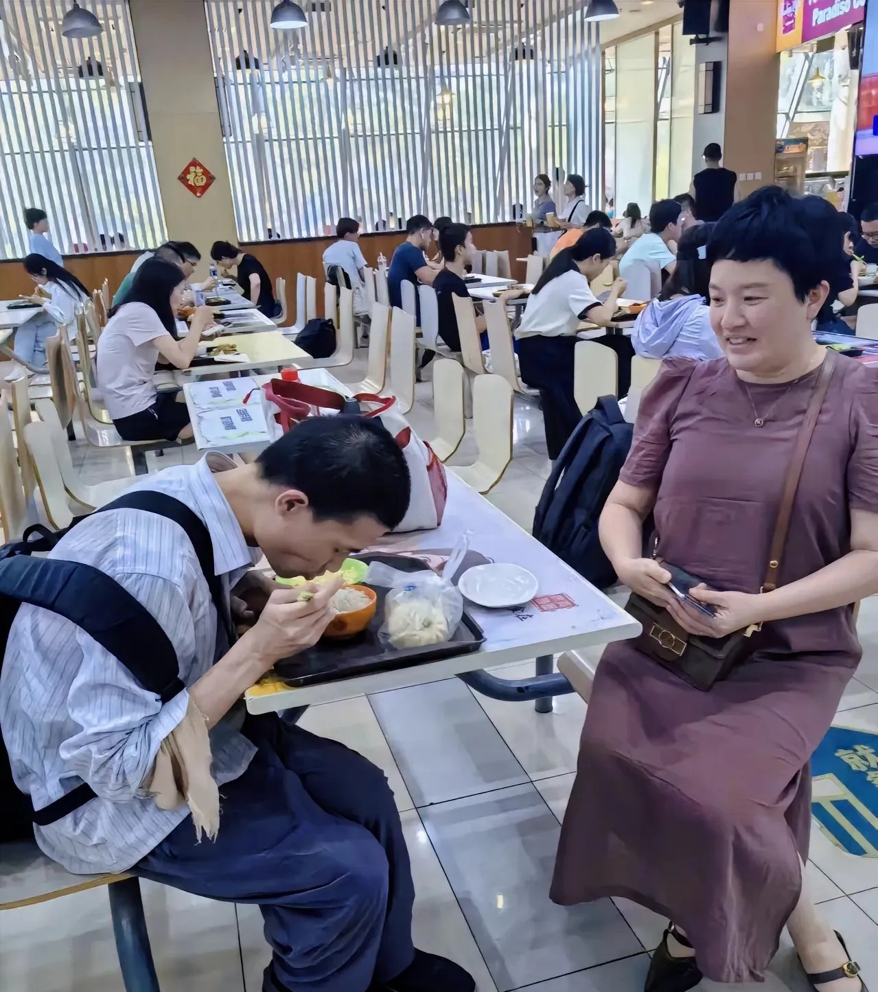 食堂偶遇传说中的韦神韦东义老师拼桌吃饭！谁说学霸只存在于传说里？今天和韦神共享一