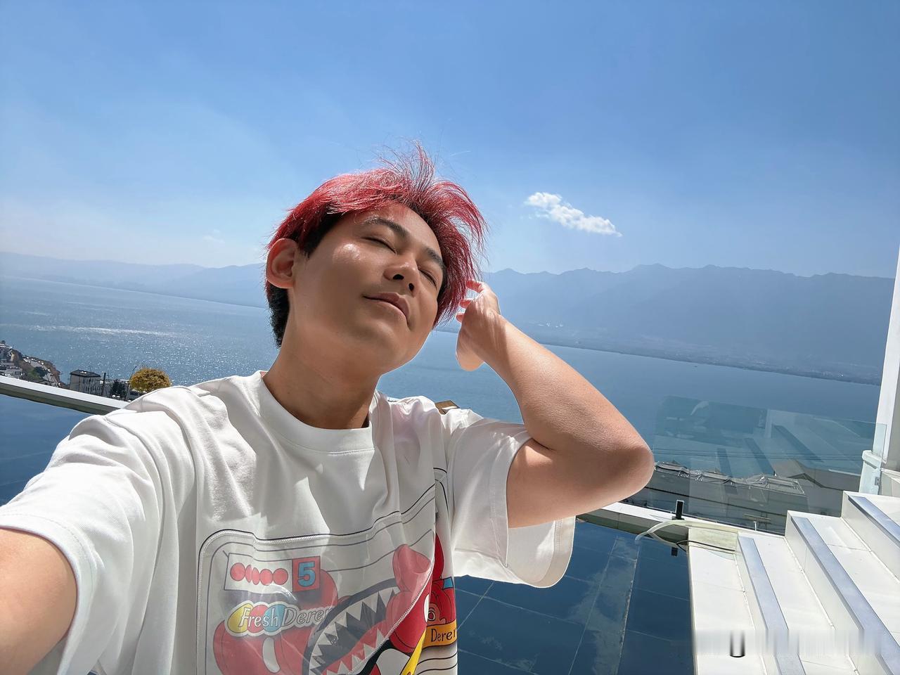 2月16日，苏醒更新旅行动态，并配文“咱就说，有没有点儿网红的味道了”。醒哥