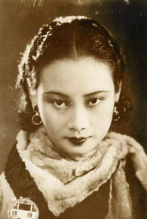 1946年，戴笠看着胡蝶说:“想你丈夫孩子平安，就乖乖配合。”几天后，戴笠突然坠