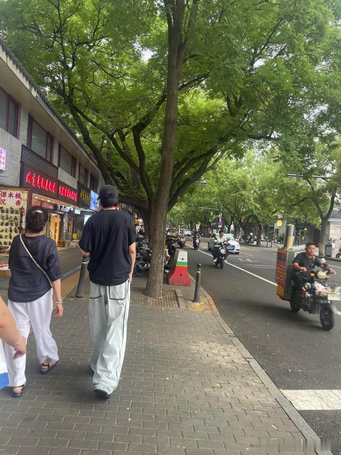刘宇宁北京逛街被偶遇北京偶遇刘宇宁，这么长长长~~一条人[捂脸哭]北京偶遇刘宇
