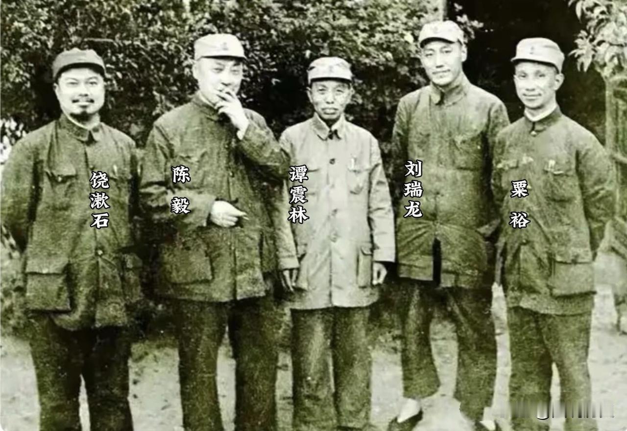 华野的五位首长珍贵合影！这张老照片拍摄于1947年初，五位华野的高层留下这张