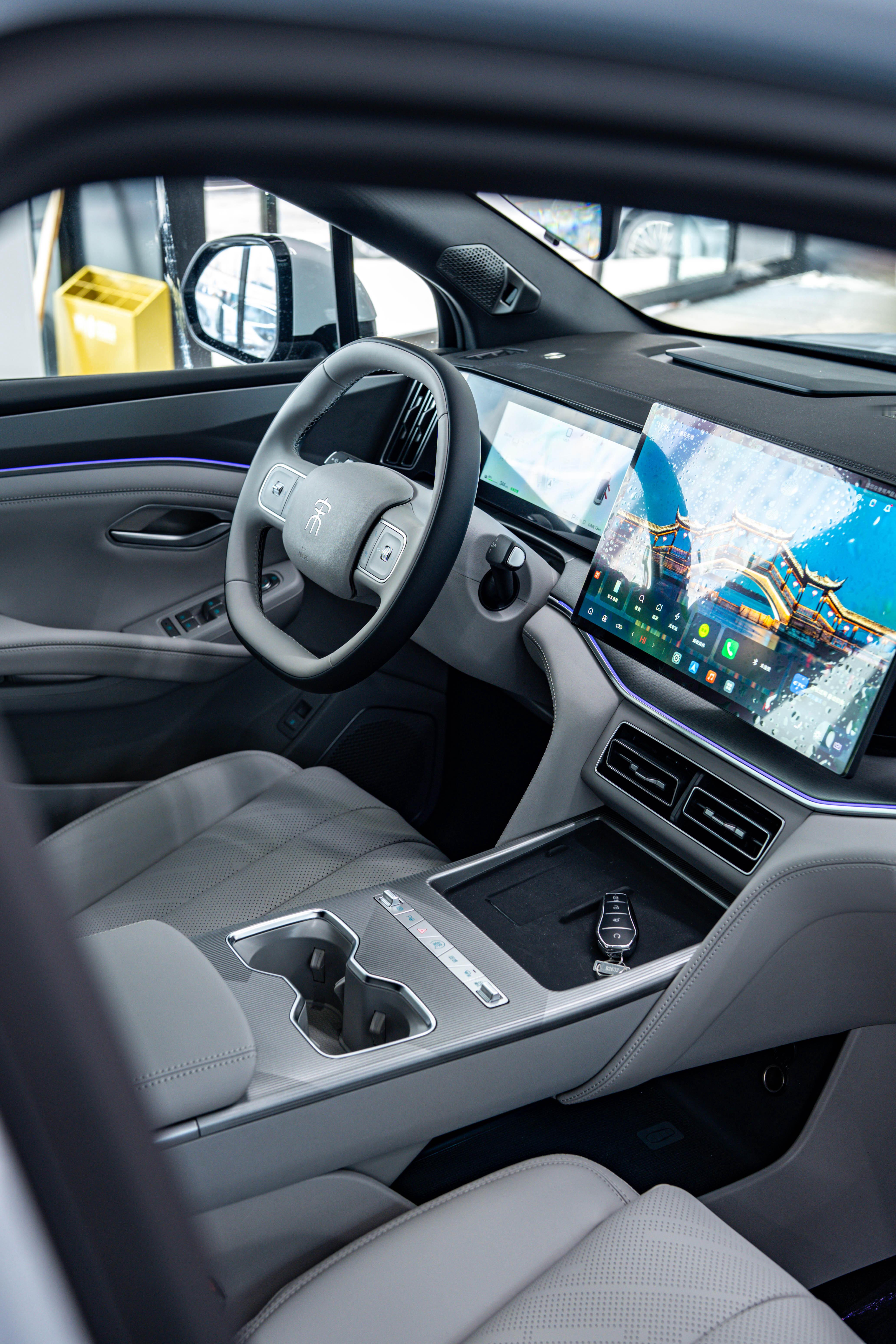 宋UltraEV，比亚迪王朝系列中型纯电家用SUV，15万级闪充性价比之选。家