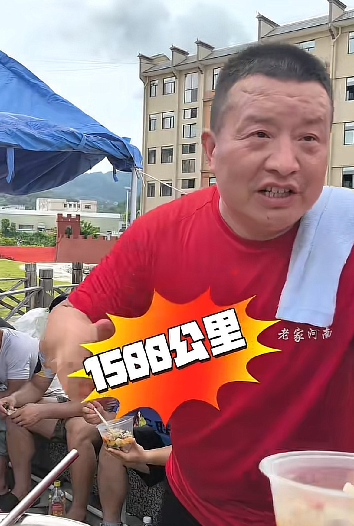 这个河南大哥火了！贵州榕江洪水，不少人家里的锅碗瓢盆都被冲走了，一位河南大哥看到