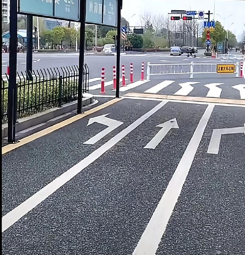 浙江杭州就是外卖小哥的天花板因为很多城市在非机动车道都没有明显的指示标识可是