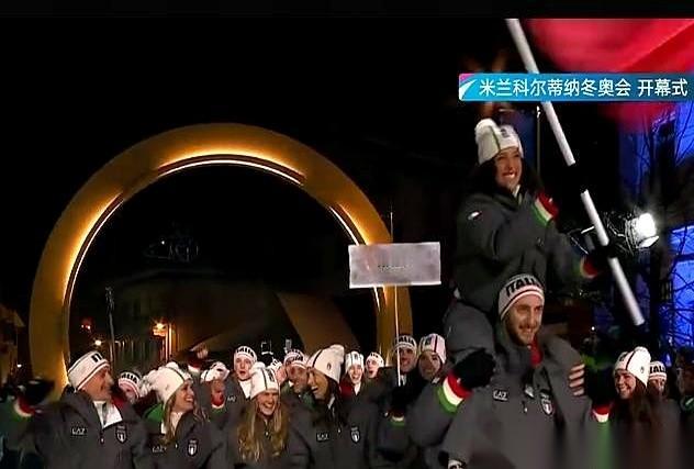 米兰冬奥会这开幕式，我算是看明白了。一个国家的队，硬是给你拍出四个分队的效果。