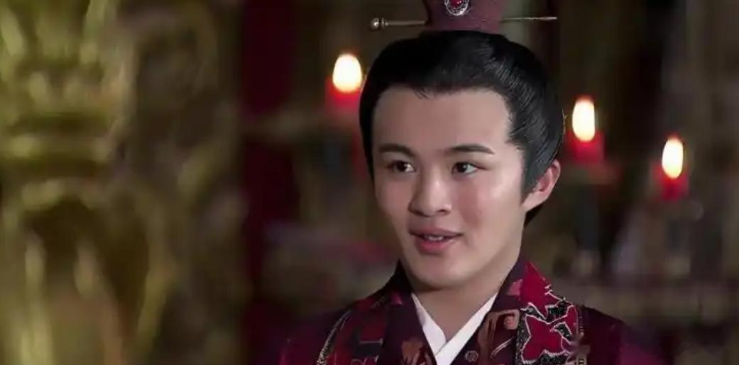 汉文帝背上生了毒疮，宠臣邓通常为他吮吸脓血。一日，文帝问邓通谁最爱自己，邓通不假