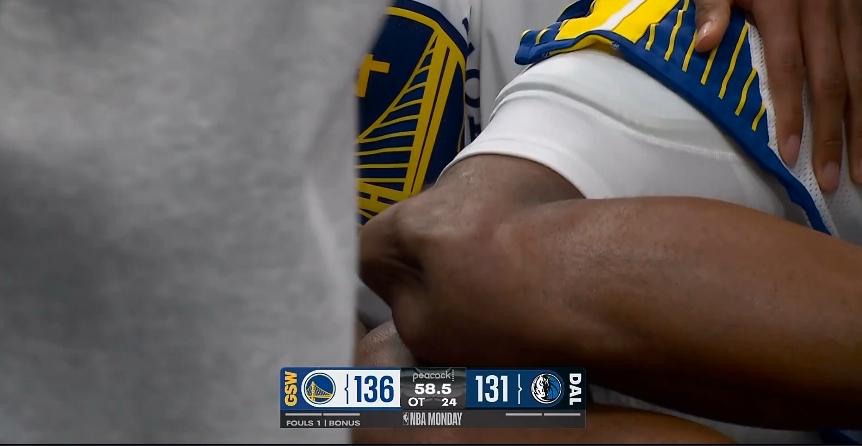 慎入！勇士新星穆迪重伤，库里抱头不忍直视，情绪崩溃了！与独行侠比赛加时阶段，穆