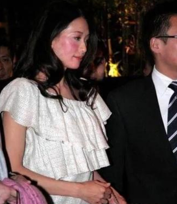 一次，那英让林志玲喝酒，林志玲不肯，然后那英叫嚣：“你装什么装？这是北京，你知道