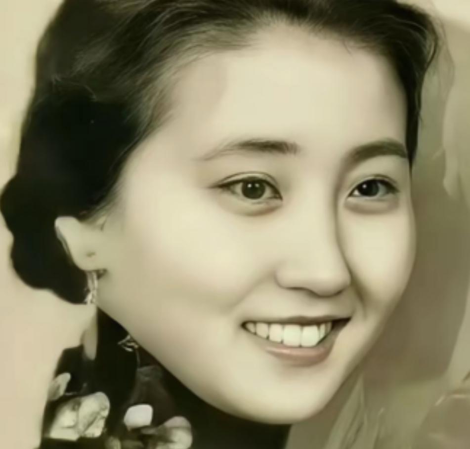 2012年，蒋英在北京逝世，葬礼十分隆重，她的遗体上覆盖着鲜红的党旗，可是，却有