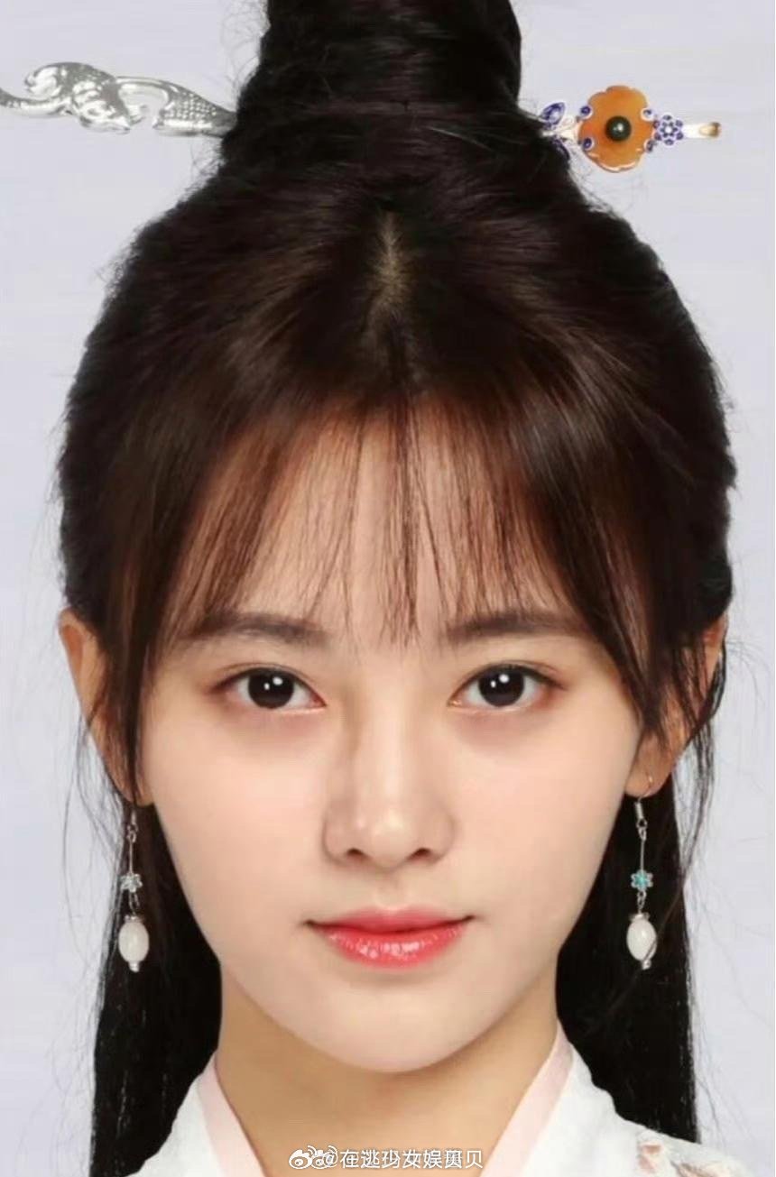 网友给以前的鞠婧祎P上现在的妆容，一加眼妆口红感觉就来了……所以鞠婧祎就是没变化