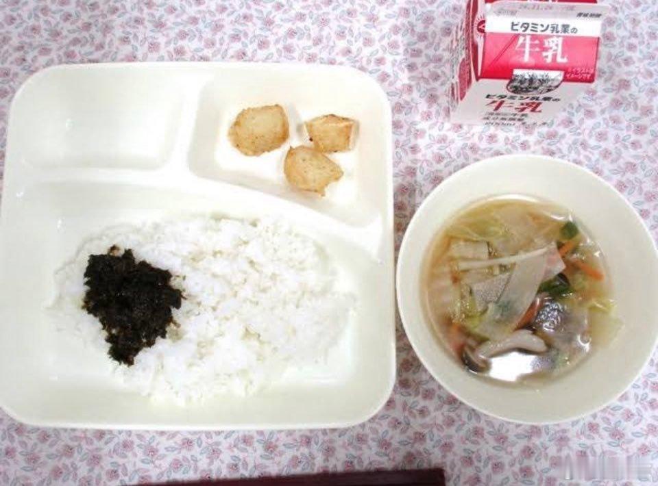 日本学校午餐左边是大阪市中小学的午餐（免费），右边是国会的午餐（自费）。虽然孩子