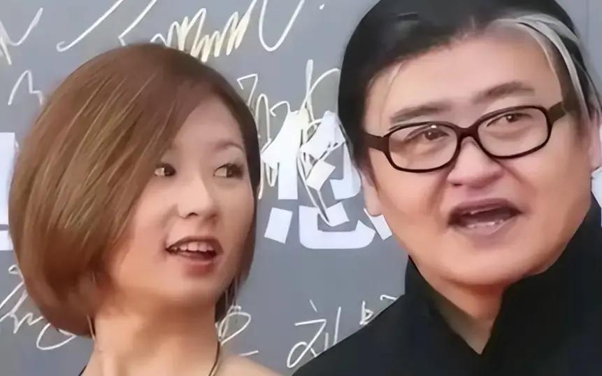 刘欢2025年10月戴着黑鸭舌帽在女儿婚礼上端着酒杯笑，11个月后在上海走了。这