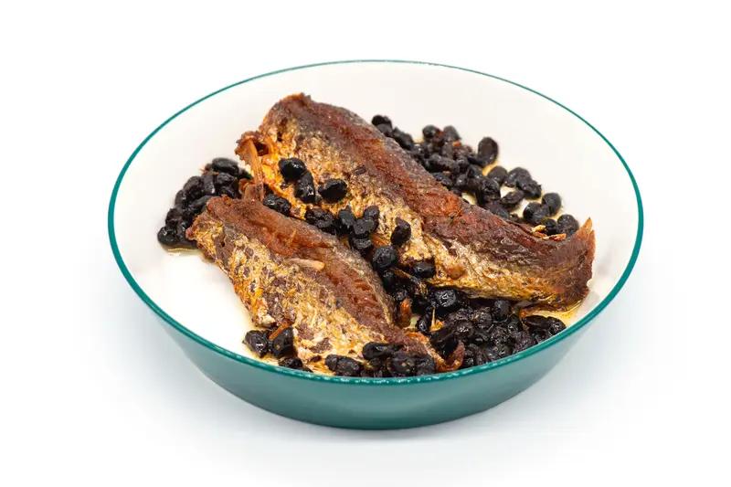 广东人都吃过豆豉鲮鱼今天有一个江西的同事来我家吃饭我做了一个豆豉鲮鱼爆炒油麦