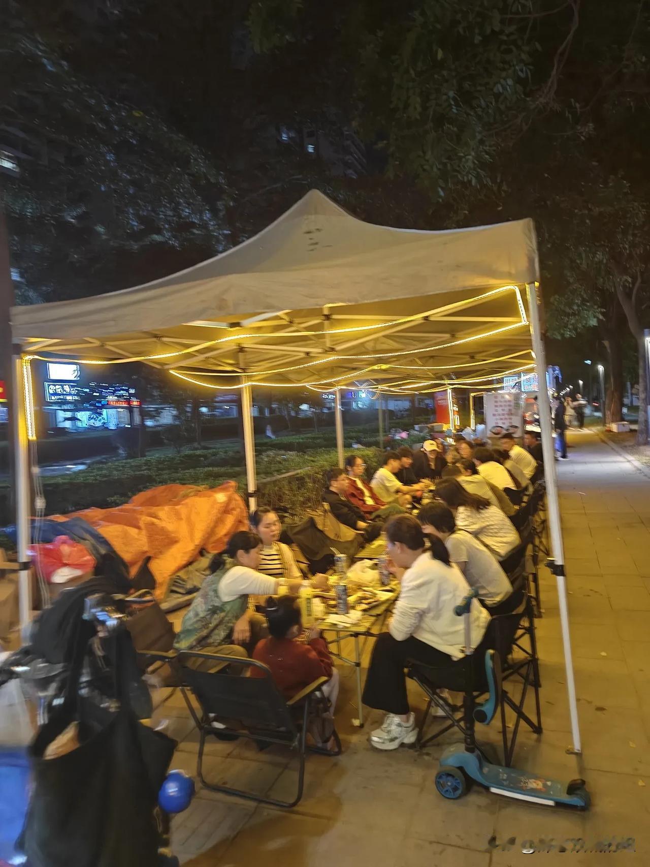 婆婆要带娃不给带，还有这样的。第一次听说不要婆婆带娃的，男新邻居很苦恼，他妈妈