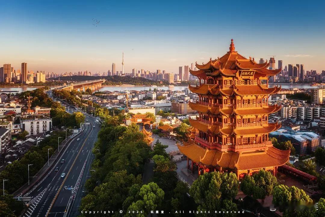 知道最拼的是什么吗？”在武汉规院工作的老同学指着沙盘，“我们在长江新区的地下，预