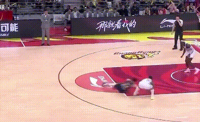 太帅了。崔永熙中场位置跑回来，然后飞身滑倒造成抢断。真的用拼命拼出一个球权，只不