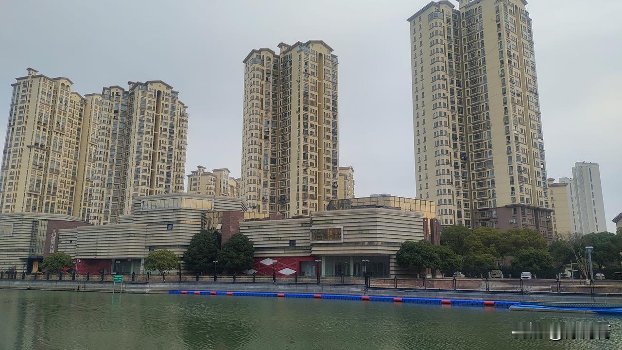 大年初三，骏马扬威。一晃年（春节）跑远了，下一个春节，还要等一年。新的一年，