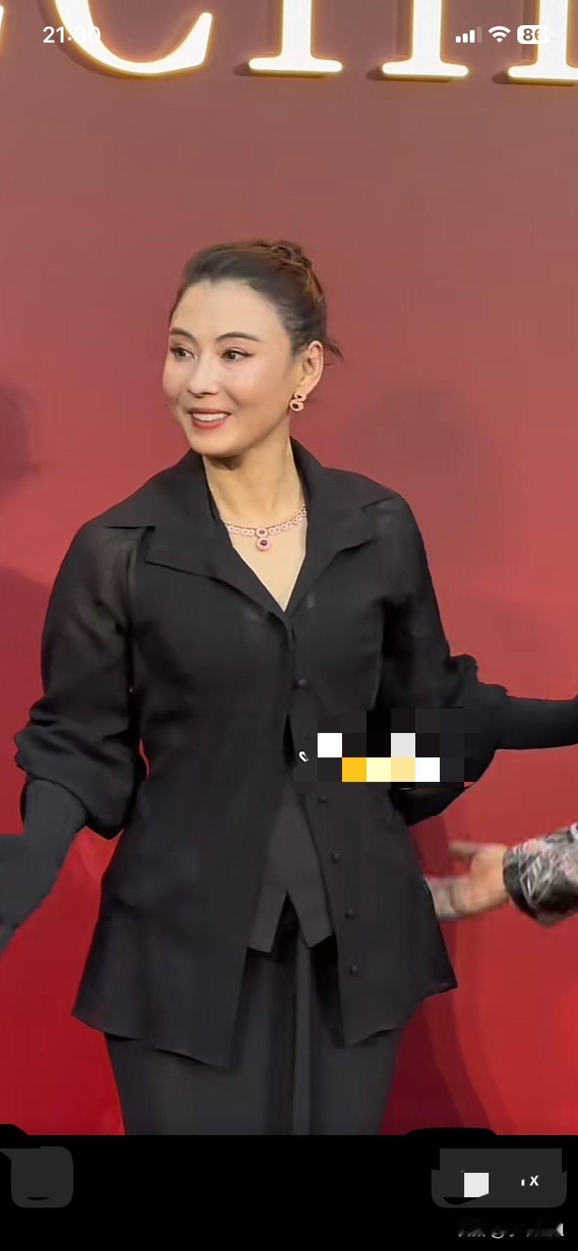 不得不说，张柏芝得颜值下降太快了！好久不见的张柏芝出席活动，一袭黑衣，丸子头，