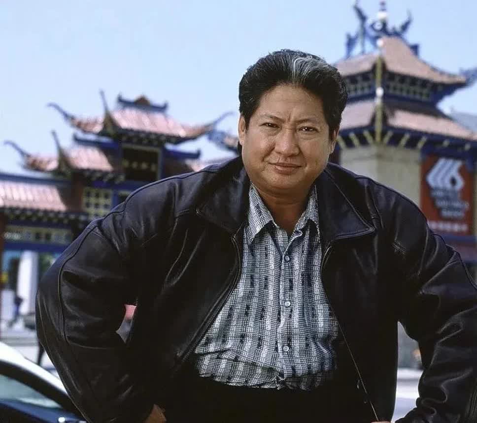 成龙有事洪金宝是真的上，成龙年轻的时候遇到好几次人生门槛，不过身边都有洪金宝陪伴
