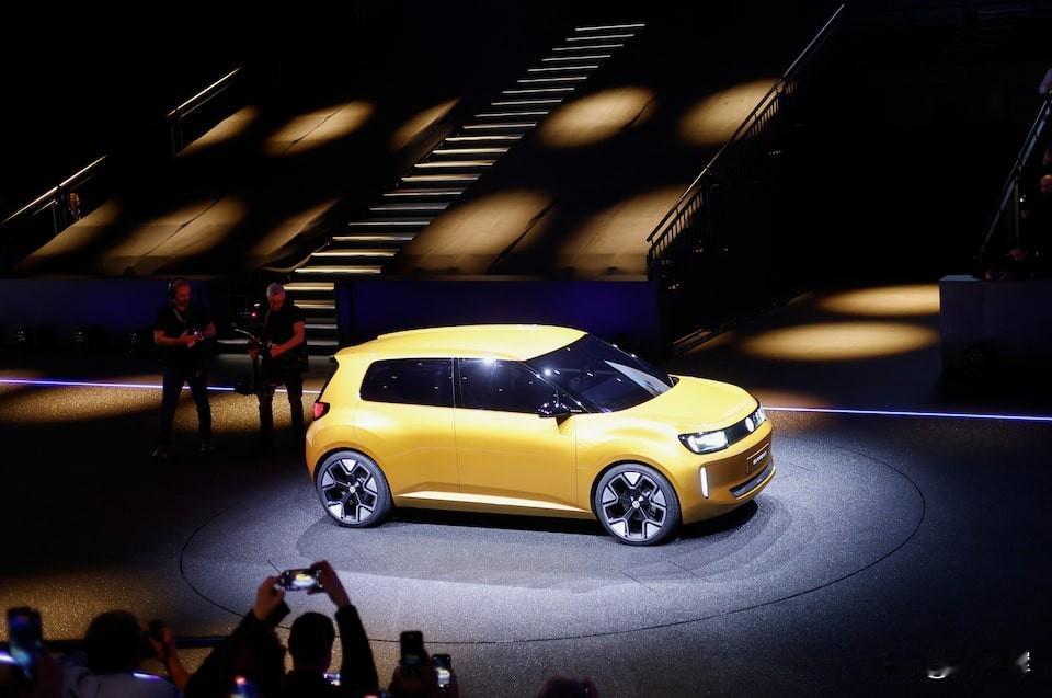 路透社：欧盟12月电动汽车销量首次超过燃油车纯电、混动、插电混动车型销量分