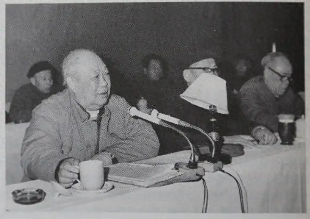 1953年毛主席来到杭州视察，杭州市领导几天不露面，毛主席直言：这位干部的架子是