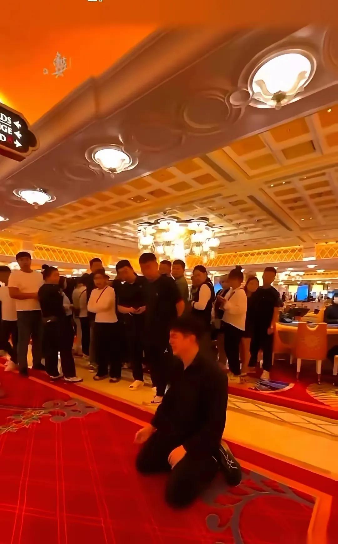 澳门赌场男子输光船票钱当众下跪，尊严碎得比筹码还彻底!一个大男人瘫坐在赌桌