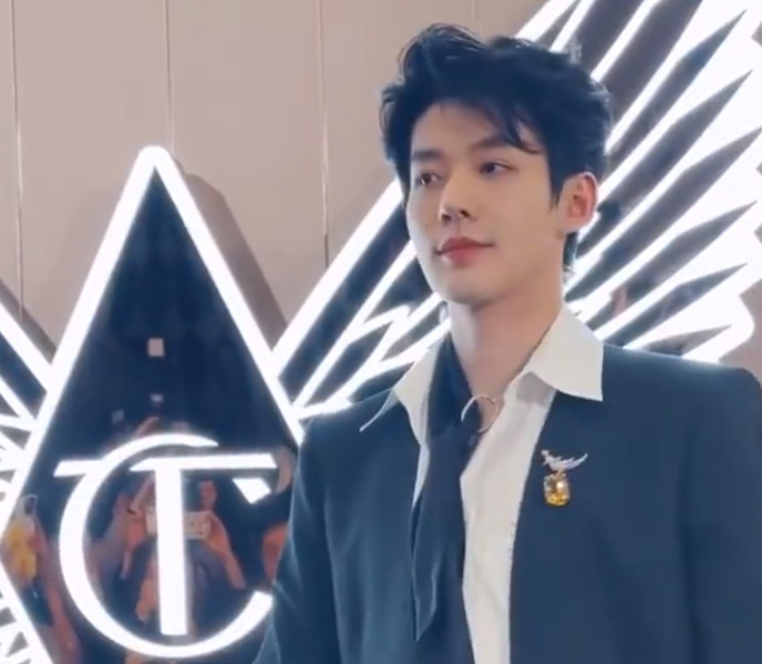 邓为除了长得帅，演戏有什么非常突出的特点我觉得，因为是舞剧出身的，形体优势太明显