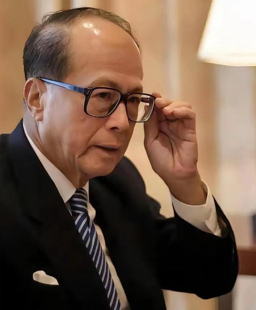 李嘉诚说过一段极具现实意义的话："穷人就算赚了三五百万，也还是穷人。他们会换大