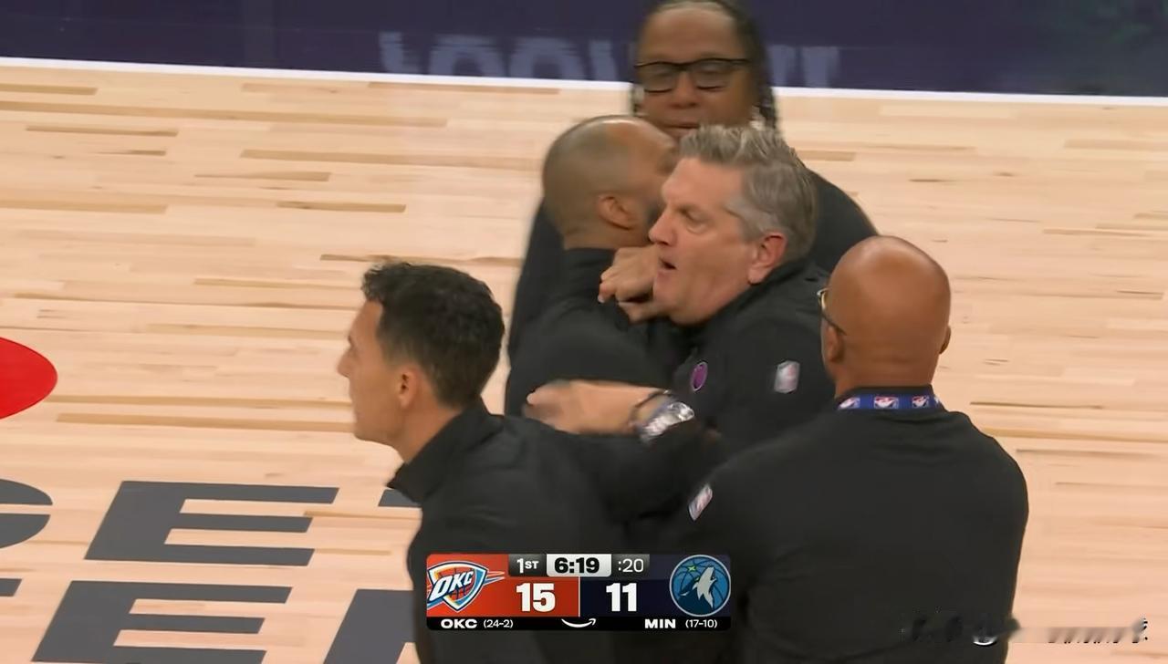 森林狼主帅芬奇终于出了一口恶气！在今天森林狼主场迎战雷霆的比赛中，当时比赛进行到