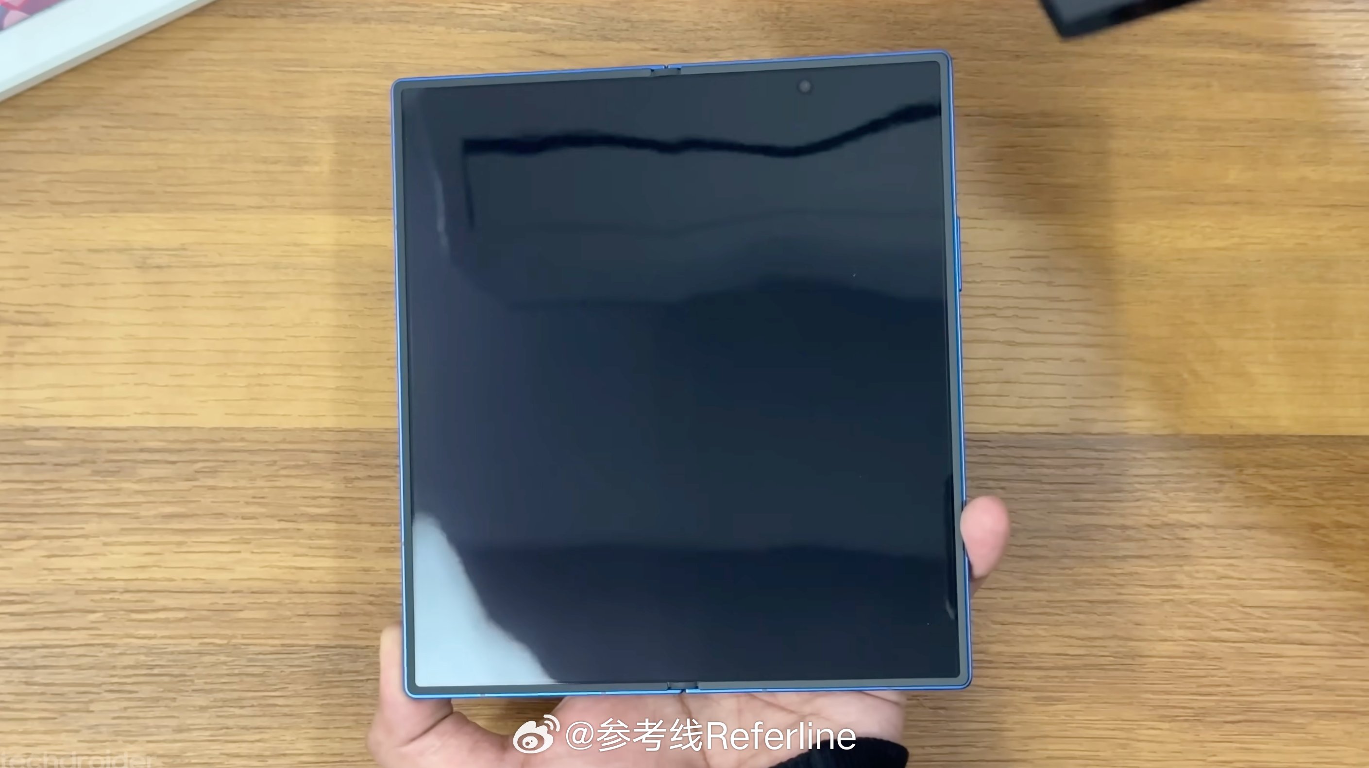 三星GalaxyZFold8Ultra的折痕控制真的挺不错，钛合金薄膜