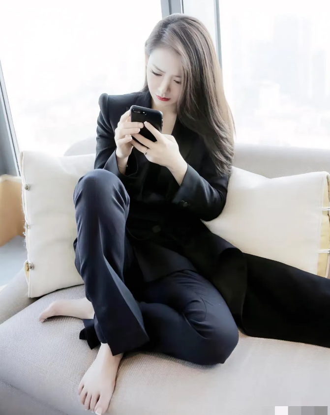 戚薇，169cm，光脚丫看手机，脚丫很惊艳！