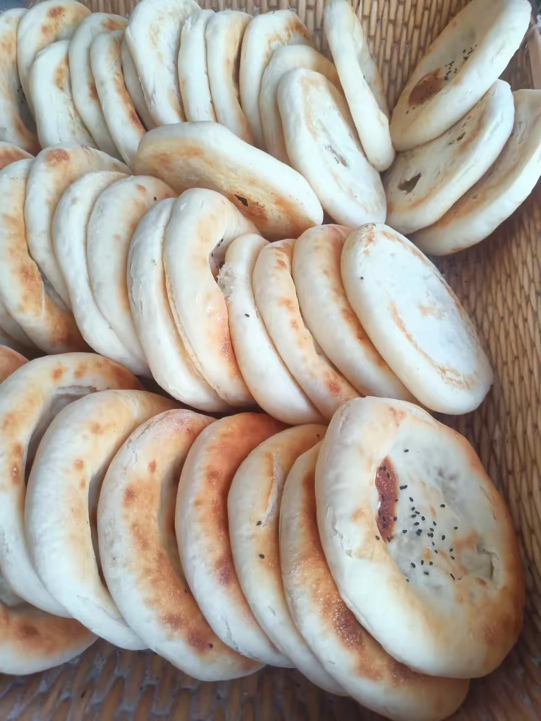 买完三个烧饼不肯离开，大叔开口讨要一块老面，简短对话藏着大半辈子的温柔刚才