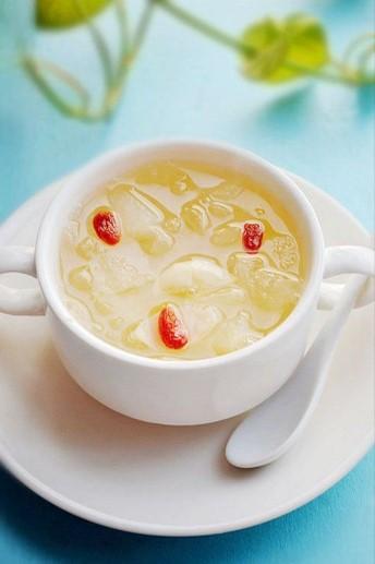 冬天很多人都有“越喝水越干”的困扰：嘴唇起皮、喉咙发紧、皮肤粗糙，即便灌下大